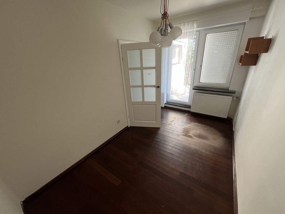 Pokój z wyjściem na niewielki balkon